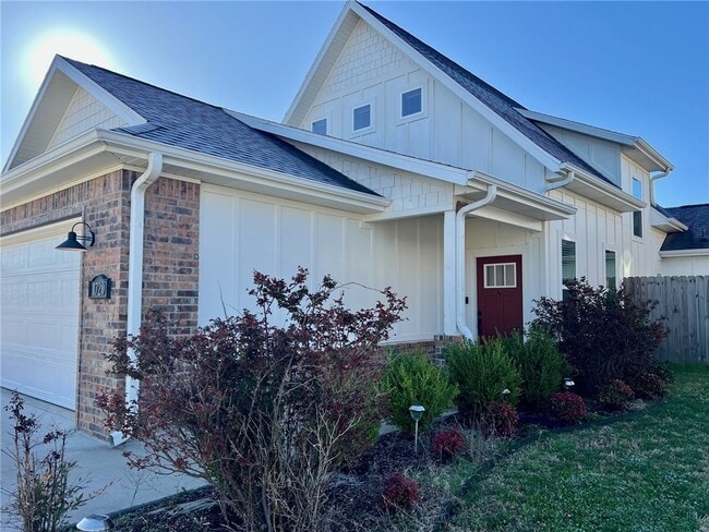 1720 W Broadway Pl in Rogers, AR - Building Photo - Building Photo