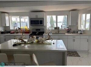8450 NW 185th St in Hialeah, FL - Building Photo - Building Photo