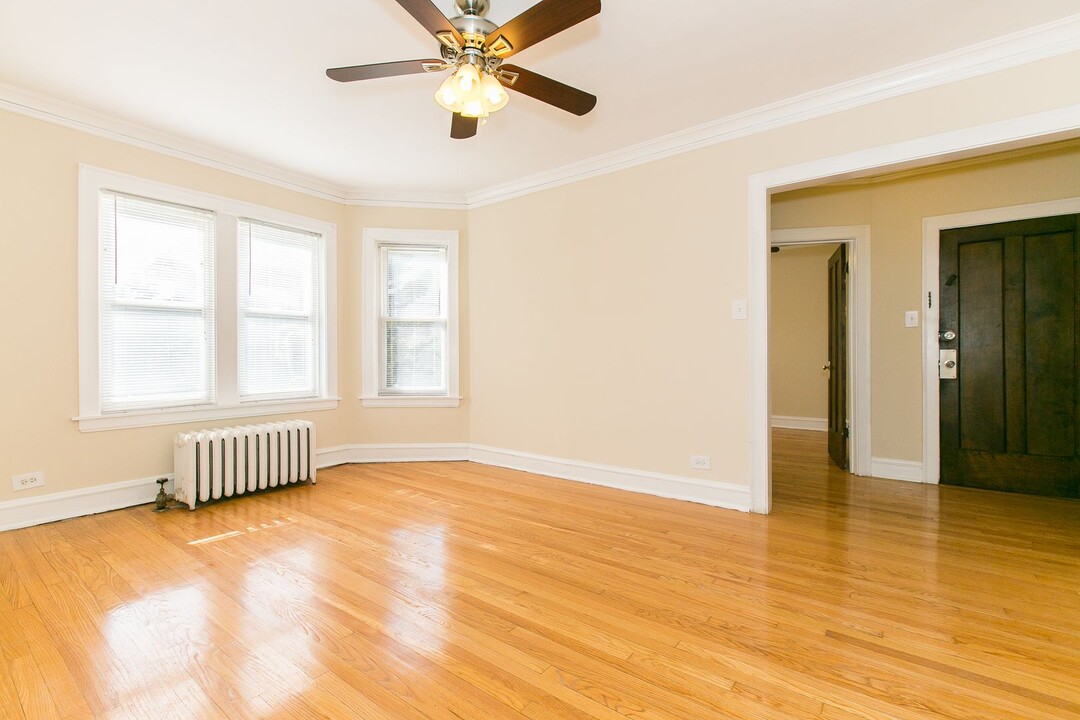 4859 N Paulina St, Unit 4861-3B in Chicago, IL - Building Photo