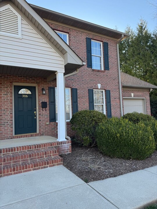 306 4th Ave NW in Conover, NC - Foto de edificio