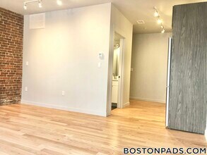 145 Munroe St, Unit 203 in Lynn, MA - Foto de edificio - Building Photo