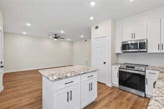 7709 St Louis St in Houston, TX - Foto de edificio - Building Photo