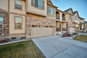 4088 E Oakland Hills Dr in Eagle Mountain, UT - Foto de edificio - Building Photo