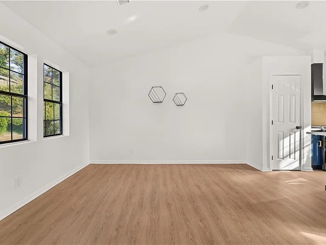 4933 Parkwest Dr in Stone Mountain, GA - Foto de edificio - Building Photo