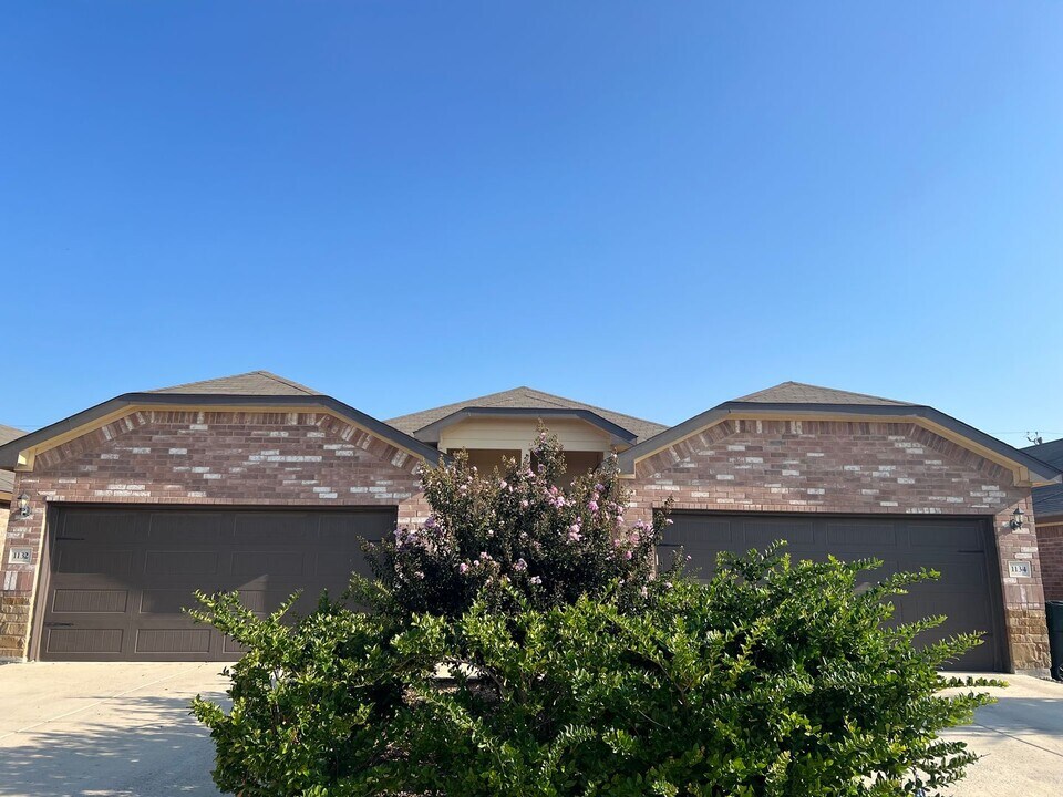 1132 Stanley Wy in Seguin, TX - Building Photo