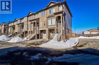 82 Bloom Cres in Hamilton, ON - Building Photo - Building Photo