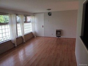 40 Regents Blvd in Troy, MI - Building Photo - Building Photo