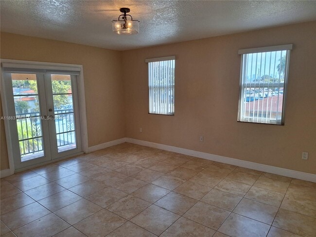 3538 SW 24th St in Miami, FL - Building Photo - Building Photo