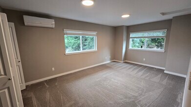 418 N 4th Ave SW in Tumwater, WA - Foto de edificio - Building Photo