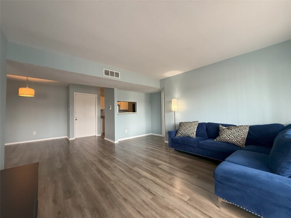 8523 Hearth Dr in Houston, TX - Building Photo