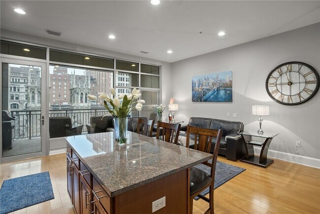 301 Fifth Ave, Unit 511 in Pittsburgh, PA - Building Photo - Building Photo