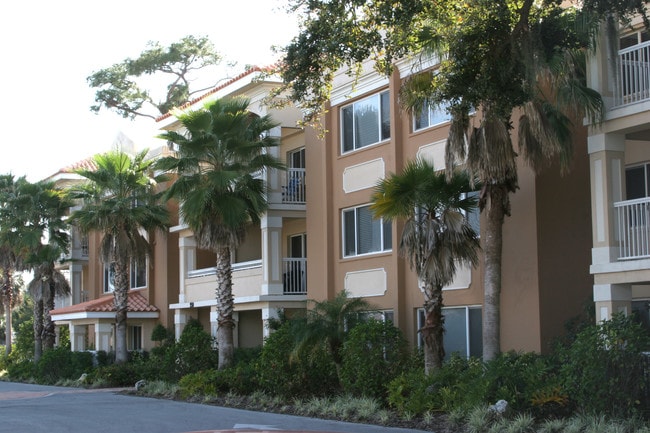 Whispering Oaks in Dunedin, FL - Building Photo - Building Photo