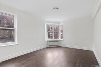 73-12 35th Ave in Queens, NY - Foto de edificio - Building Photo