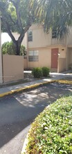 6114 SW 68th St, Unit 52 in South Miami, FL - Foto de edificio - Building Photo