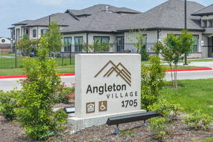 Angleton Village Apartamentos