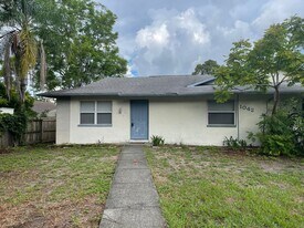 1042 Oak St in Dunedin, FL - Building Photo