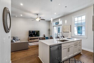 731 St Charles Ave in New Orleans, LA - Building Photo