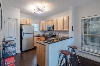 6810 Deatonhill Dr in Austin, TX - Building Photo - Building Photo