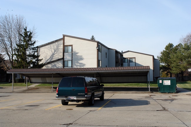 Washington Place Apartments in Clinton Township, MI - Foto de edificio - Building Photo