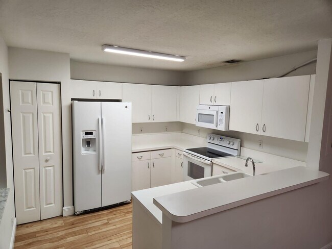 1137 American Way in Deerfield Beach, FL - Building Photo - Building Photo