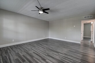 550 50th Ave N in St. Petersburg, FL - Building Photo - Building Photo