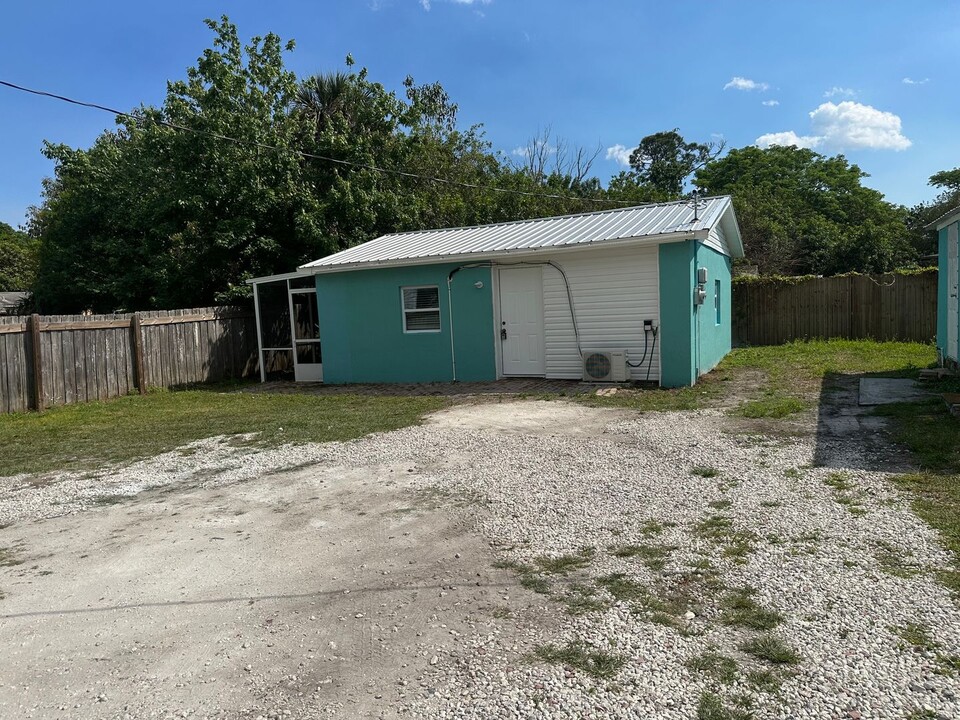 330 Palm Ave in Cocoa, FL - Foto de edificio