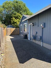 2216 SE Lewellyn Ave in Troutdale, OR - Building Photo - Building Photo