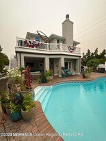 106 Mathis Pl in Mantoloking, NJ - Building Photo