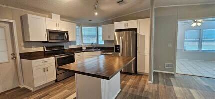 8410 Wagon Wheel Cir in North Fort Myers, FL - Building Photo - Building Photo