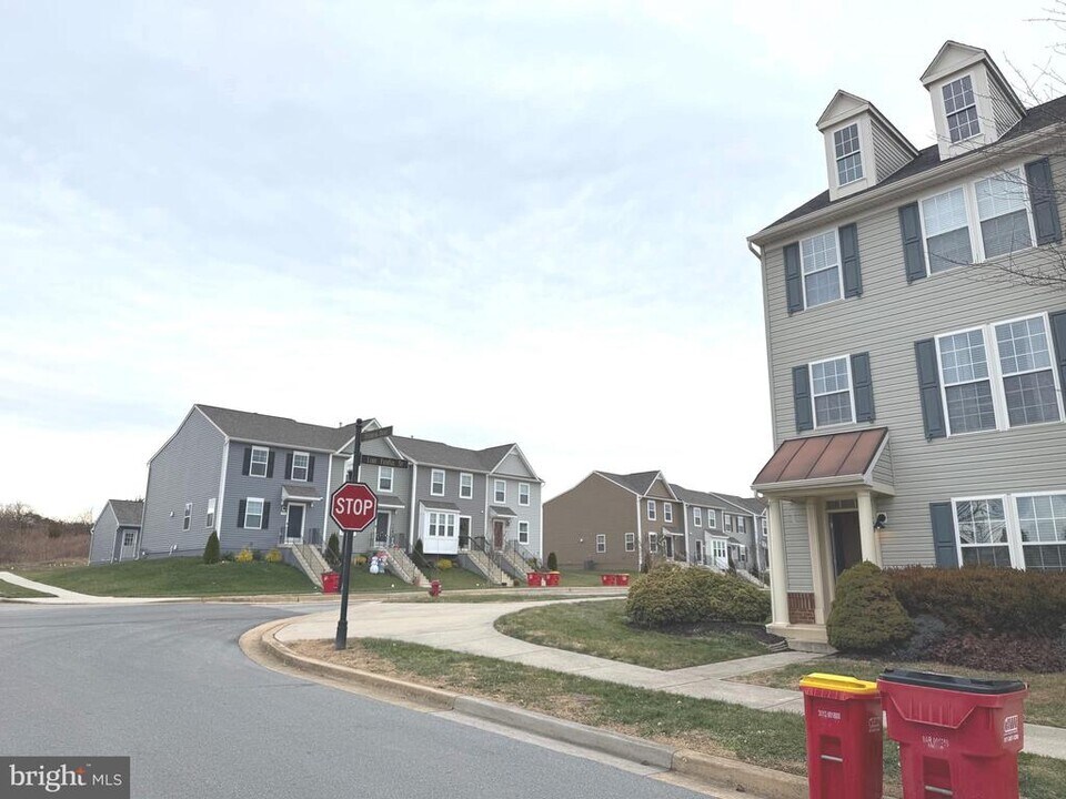 60 Deerbrook Dr in Charles Town, WV - Foto de edificio