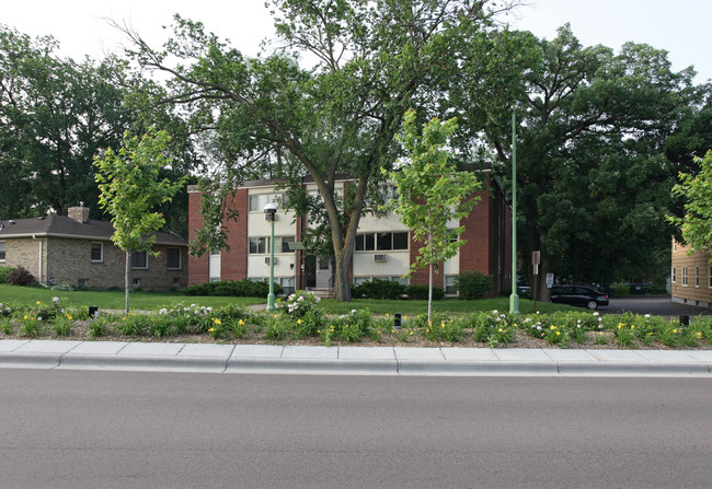 6309 Excelsior Blvd in St. Louis Park, MN - Foto de edificio - Building Photo