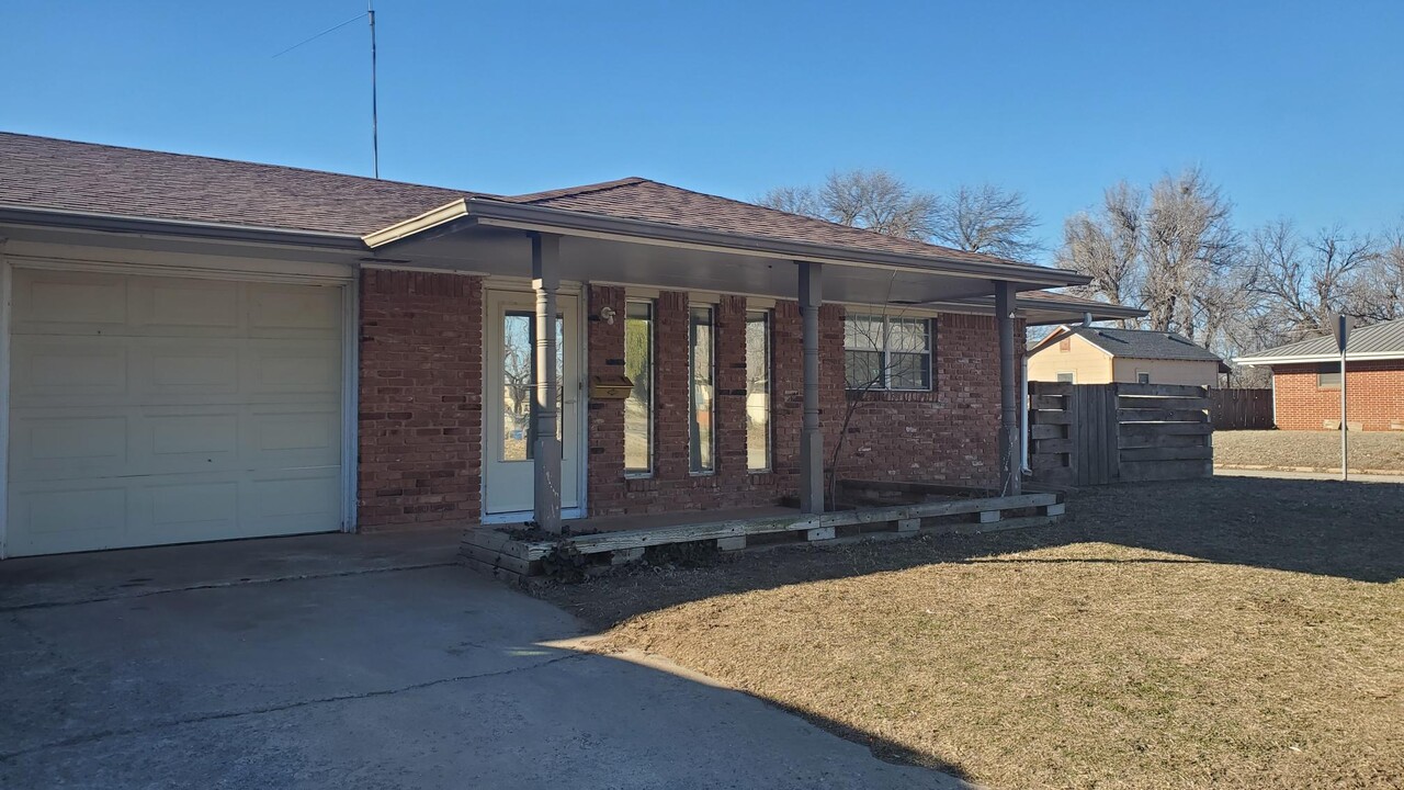 717 W Cherry Ave in Enid, OK - Building Photo