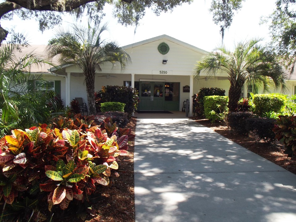 Sunshine Christian Homes - Retirement Village in Holiday, FL - Foto de edificio