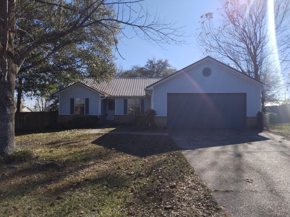 207 Westview Dr in Crestview, FL - Building Photo