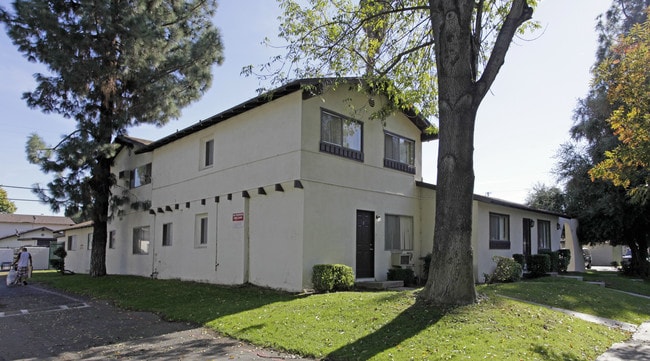 Chu Apartments in Upland, CA - Foto de edificio - Building Photo