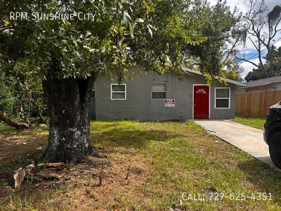 8211 N 17th St in Tampa, FL - Building Photo