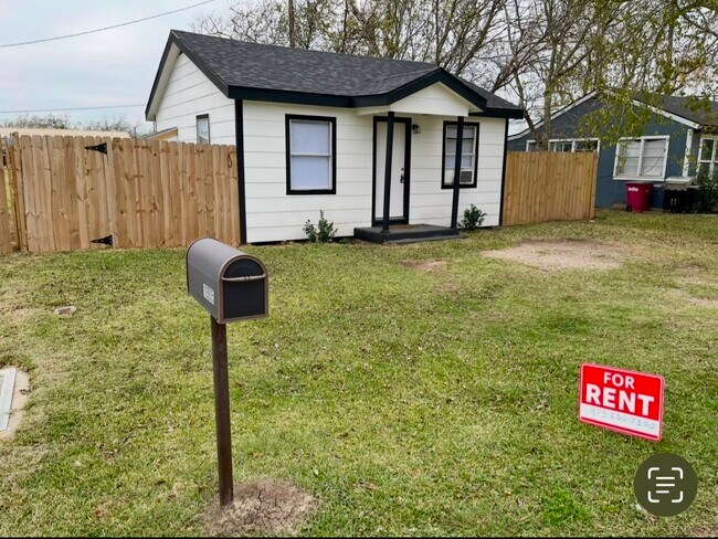 1905 N Avenue Q in Freeport, TX - Building Photo - Building Photo