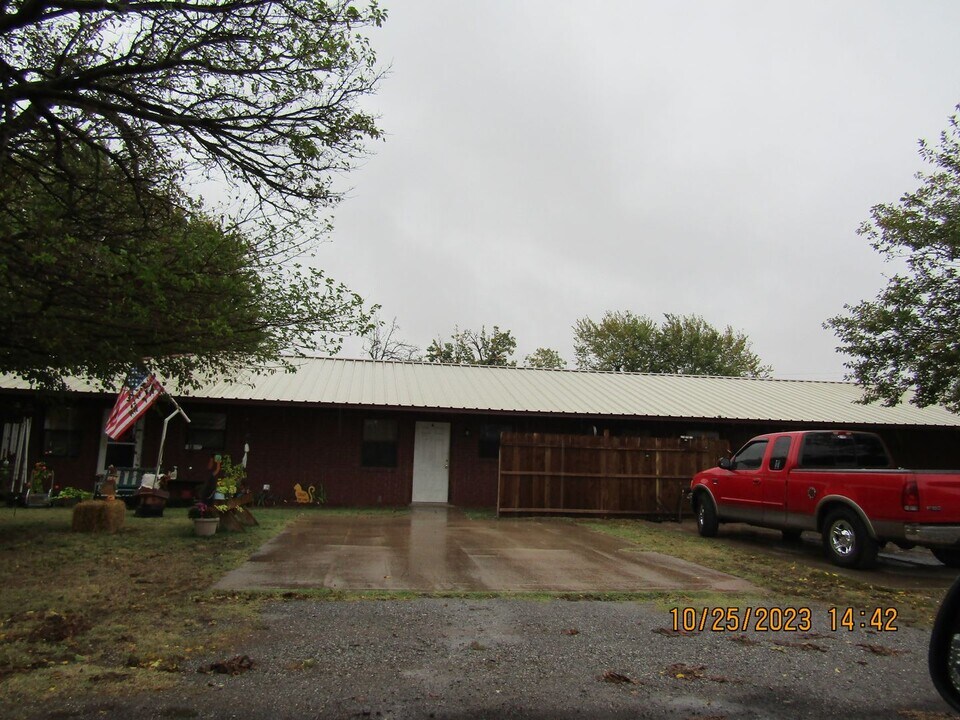 401 6th St in Cache, OK - Building Photo