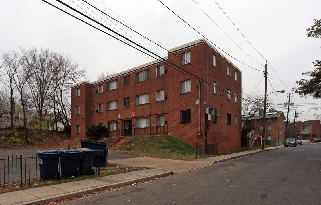 5023 Bass Pl SE in Washington, DC - Foto de edificio