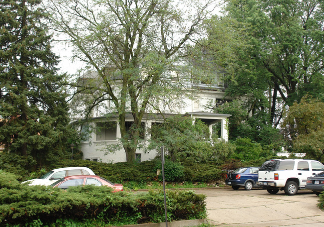 Castle Court in Omaha, NE - Building Photo - Building Photo