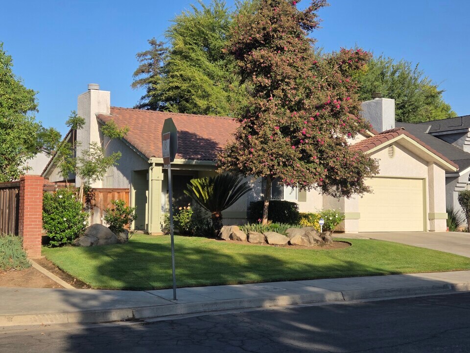 9497 N Sharon Ave in Fresno, CA - Building Photo