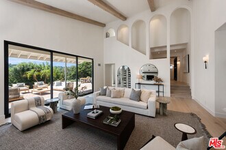 9714 Oak Pass Rd in Beverly Hills, CA - Building Photo - Building Photo