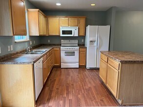 5558 Kenton Ln in Johnston, IA - Building Photo - Building Photo