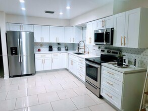 7750 NW 42nd St in Hollywood, FL - Building Photo - Building Photo