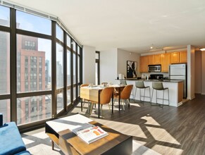 370 N Jefferson St in Chicago, IL - Building Photo - Building Photo