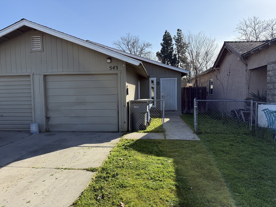 543 S Whitney Ave in Fresno, CA - Building Photo