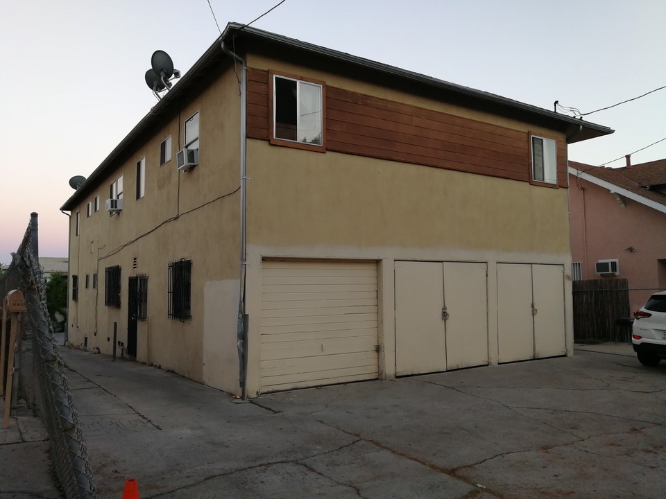 356 E Edgeware Rd in Los Angeles, CA - Building Photo