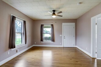 613 West St in Sealy, TX - Building Photo - Building Photo