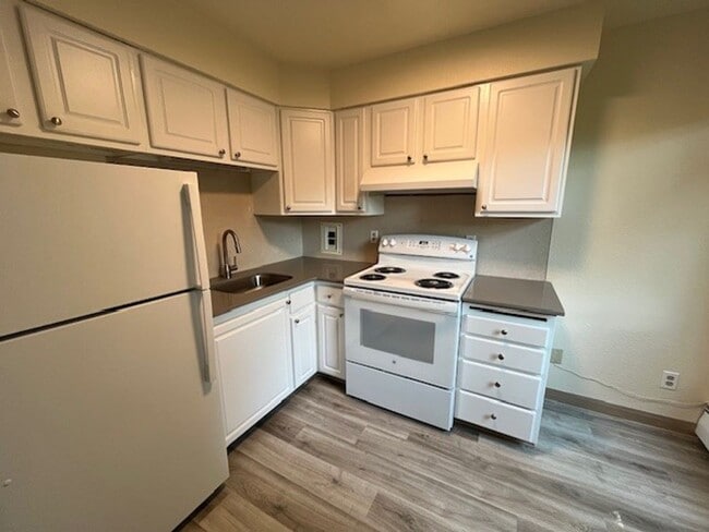 Wakefield Manor 1 bed with renovated kitchen in Seattle, WA - Building Photo - Building Photo