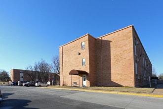 Hillcrest Apartments in Alton, IL - Building Photo - Building Photo